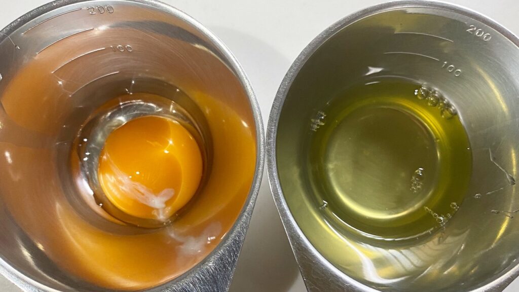 白身と黄身を分けた卵