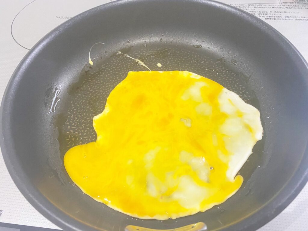 卵を流し込んだフライパン